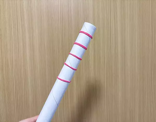 ラップの芯に『輪ゴム』を5本巻くと？　できたものが、部屋の掃除に活躍