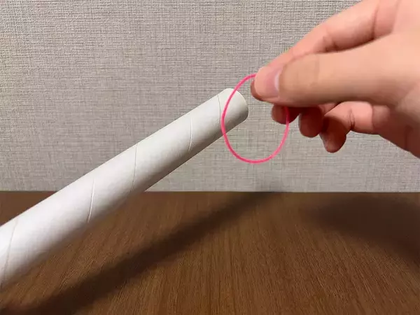 ラップの芯に『輪ゴム』を5本巻くと？　できたものが、部屋の掃除に活躍