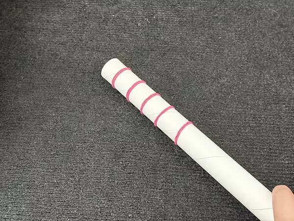 ラップの芯に『輪ゴム』を5本巻くと？　できたものが、部屋の掃除に活躍