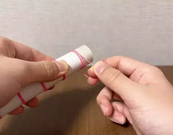 ラップの芯に『輪ゴム』を5本巻くと？　できたものが、部屋の掃除に活躍