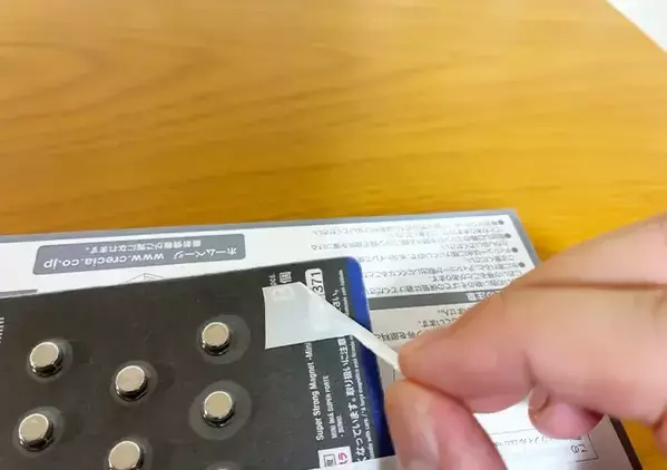 パッケージのまま箱ティッシュ裏に貼るだけ　大胆なアイディアだけど実用的
