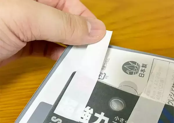 パッケージのまま箱ティッシュ裏に貼るだけ　大胆なアイディアだけど実用的