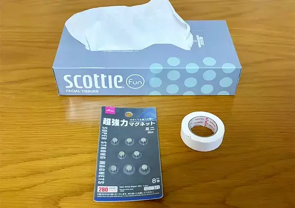 パッケージのまま箱ティッシュ裏に貼るだけ　大胆なアイディアだけど実用的