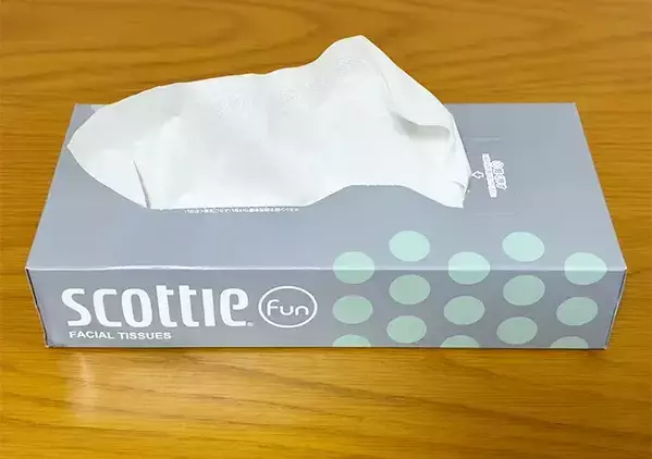 パッケージのまま箱ティッシュ裏に貼るだけ　大胆なアイディアだけど実用的
