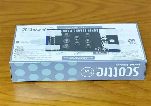 パッケージのまま箱ティッシュ裏に貼るだけ　大胆なアイディアだけど実用的