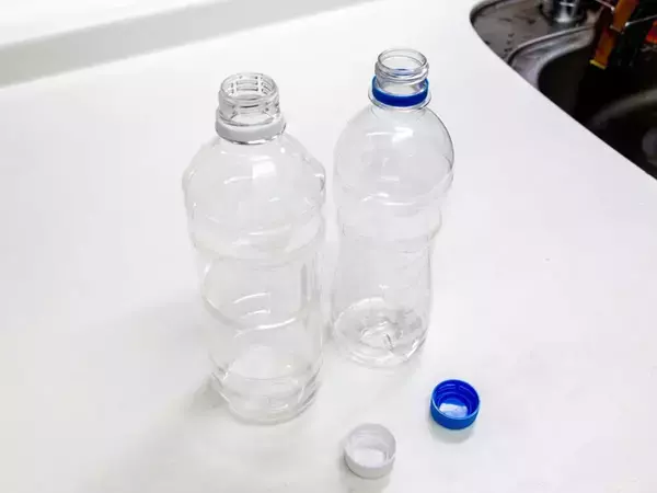 レンジフードにペットボトルを固定！　磁石2個で浮かせて乾かす方法が、こちら【裏ワザ4選】