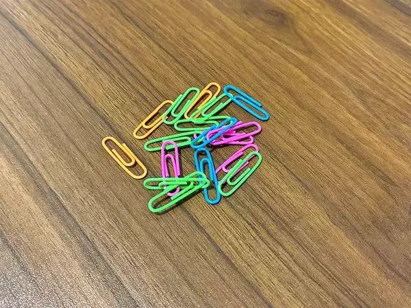 100均『クリップ』を縦につなげて？　部屋の雰囲気がガラリと変わる活用法【作業5分】
