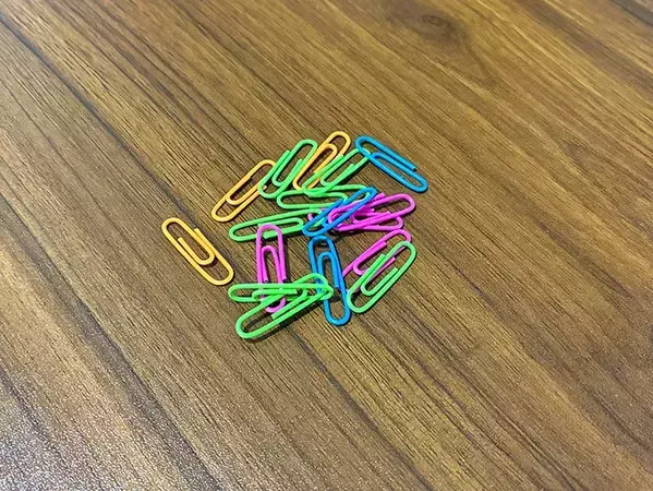 100均『クリップ』を縦につなげて？　部屋の雰囲気がガラリと変わる活用法【作業5分】