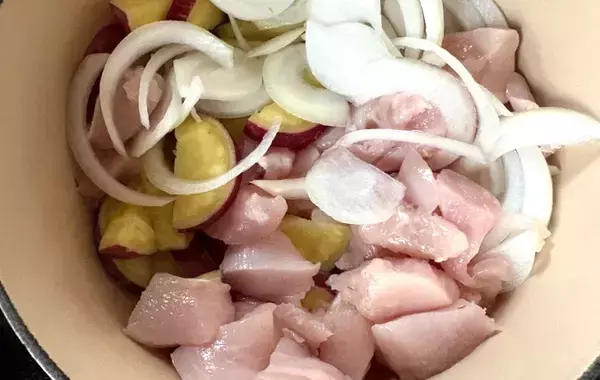 サツマイモと鶏むね肉をカットして…　できた一品に「クリーミーでほっこり甘い」