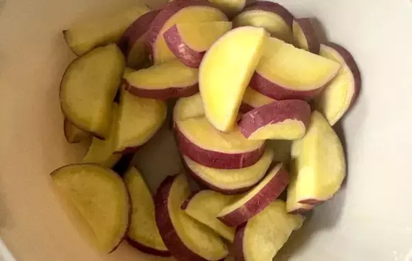 サツマイモと鶏むね肉をカットして…　できた一品に「クリーミーでほっこり甘い」
