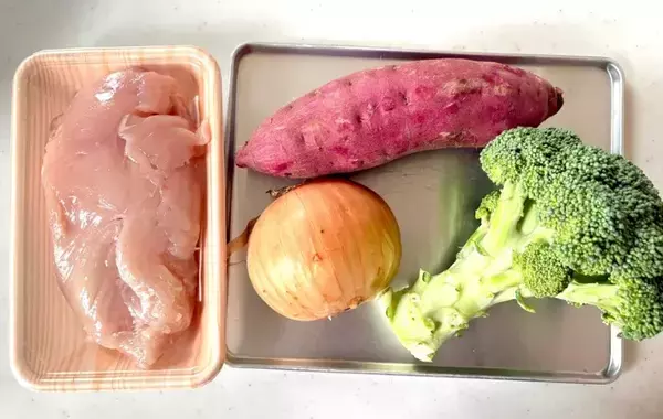 サツマイモと鶏むね肉をカットして…　できた一品に「クリーミーでほっこり甘い」