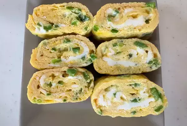 玉子焼きに『1個』刻んで入れてみて！　余りがちな具材に「彩りよし」「苦みも減った」