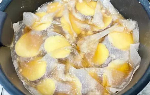 サツマイモを輪切りにして… ひき肉と煮た一皿に「ご飯がすすむ！」