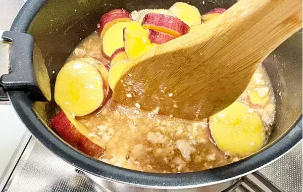 サツマイモを輪切りにして… ひき肉と煮た一皿に「ご飯がすすむ！」