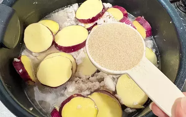サツマイモを輪切りにして… ひき肉と煮た一皿に「ご飯がすすむ！」