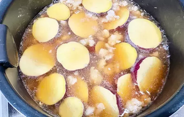 サツマイモを輪切りにして… ひき肉と煮た一皿に「ご飯がすすむ！」