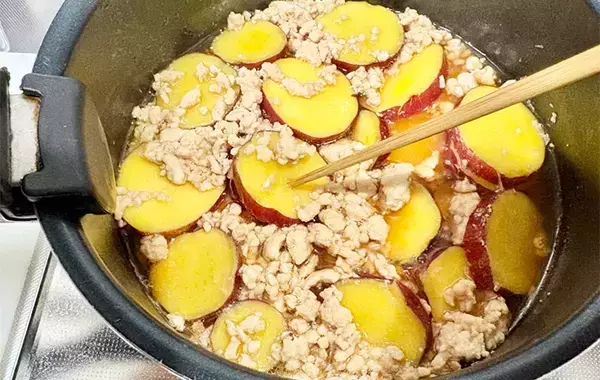サツマイモを輪切りにして… ひき肉と煮た一皿に「ご飯がすすむ！」