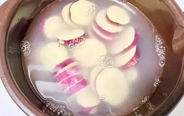 サツマイモを輪切りにして… ひき肉と煮た一皿に「ご飯がすすむ！」