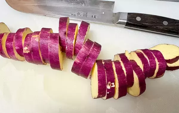 サツマイモを輪切りにして… ひき肉と煮た一皿に「ご飯がすすむ！」