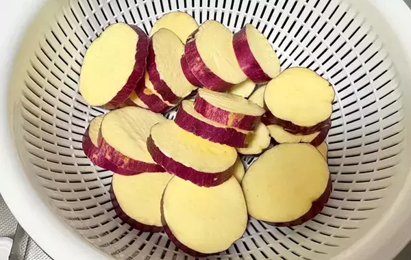 サツマイモを輪切りにして… ひき肉と煮た一皿に「ご飯がすすむ！」