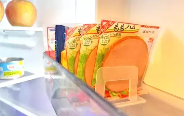 ダイソーの『ドアポケットスタンド』　活用法に「ムダ買い減った」「使いかけの袋が倒れない」