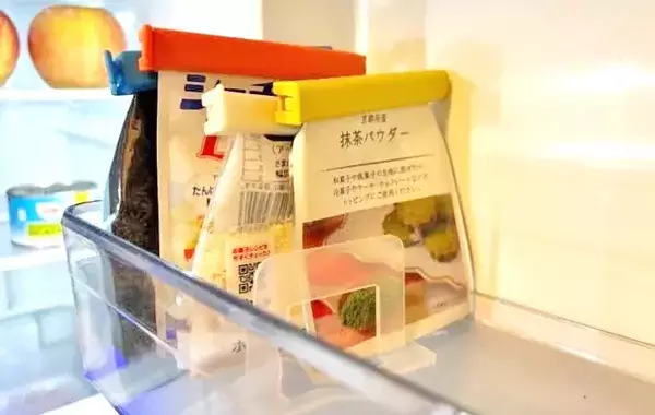ダイソーの『ドアポケットスタンド』　活用法に「ムダ買い減った」「使いかけの袋が倒れない」
