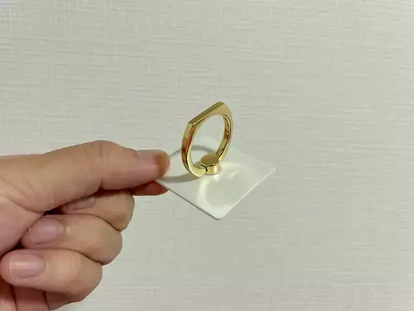 100均スマホリングを『床』に貼るだけで？　キッチンの悩みが解決する『1分ワザ』