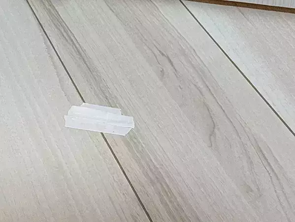 100均スマホリングを『床』に貼るだけで？　キッチンの悩みが解決する『1分ワザ』