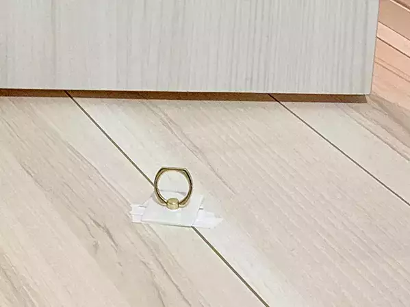 100均スマホリングを『床』に貼るだけで？　キッチンの悩みが解決する『1分ワザ』