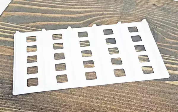 ダイソーで見つけた『仕切りつきマット』　活用法に「もう転がらない」「定位置も決まった」