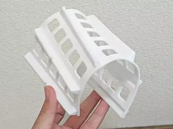 ダイソーで見つけた『仕切りつきマット』　活用法に「もう転がらない」「定位置も決まった」