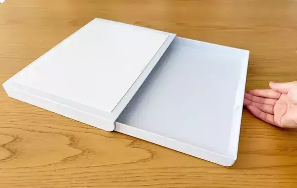 DIY不要でデスク下の収納アップ！　ペタッと貼るだけ「ダイソーの引き出し」で作業が快適に