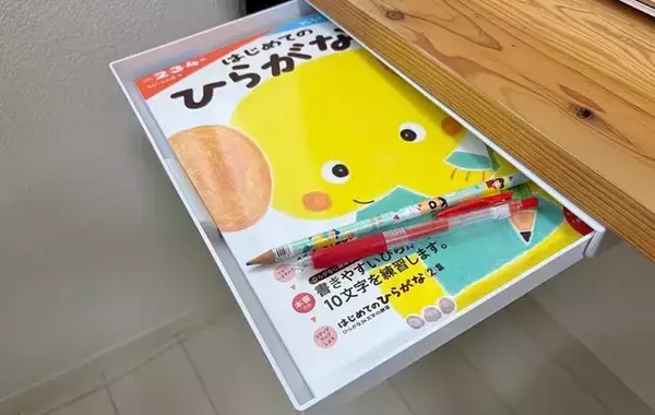 DIY不要でデスク下の収納アップ！　ペタッと貼るだけ「ダイソーの引き出し」で作業が快適に