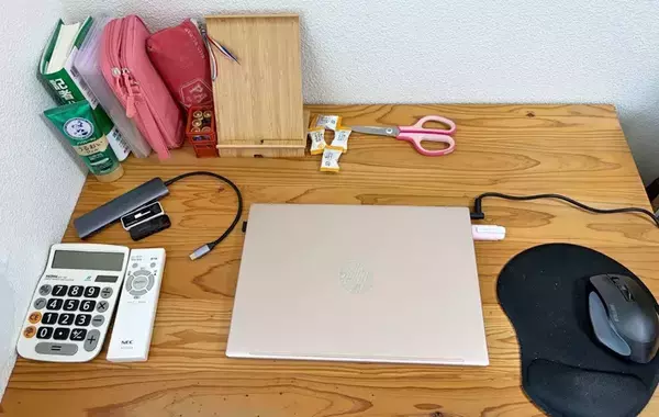 DIY不要でデスク下の収納アップ！　ペタッと貼るだけ「ダイソーの引き出し」で作業が快適に