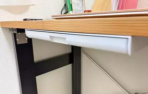 DIY不要でデスク下の収納アップ！　ペタッと貼るだけ「ダイソーの引き出し」で作業が快適に