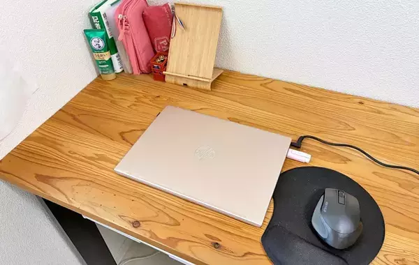 DIY不要でデスク下の収納アップ！　ペタッと貼るだけ「ダイソーの引き出し」で作業が快適に