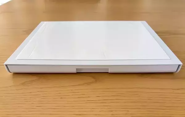 DIY不要でデスク下の収納アップ！　ペタッと貼るだけ「ダイソーの引き出し」で作業が快適に