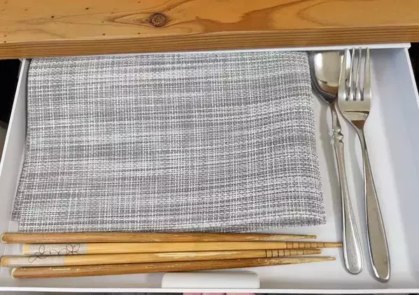 DIY不要でデスク下の収納アップ！　ペタッと貼るだけ「ダイソーの引き出し」で作業が快適に