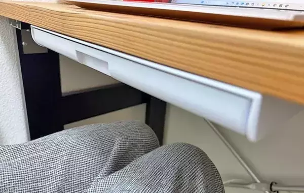 DIY不要でデスク下の収納アップ！　ペタッと貼るだけ「ダイソーの引き出し」で作業が快適に
