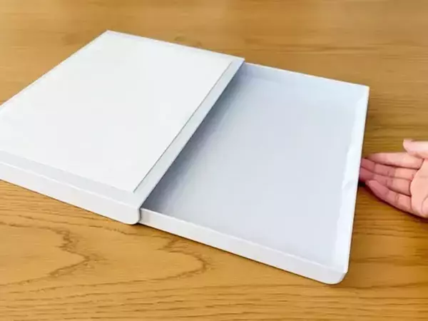 DIY不要でデスク下の収納アップ！　ペタッと貼るだけ「ダイソーの引き出し」で作業が快適に