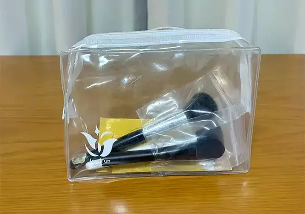 ミニジップ袋の『下側』を少し切るだけでOK　歯ブラシの持ち運びで助かる荷造り術