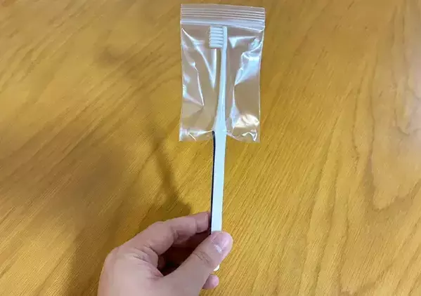 ミニジップ袋の『下側』を少し切るだけでOK　歯ブラシの持ち運びで助かる荷造り術