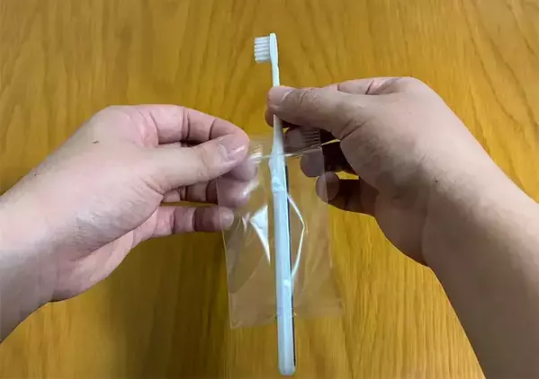 ミニジップ袋の『下側』を少し切るだけでOK　歯ブラシの持ち運びで助かる荷造り術