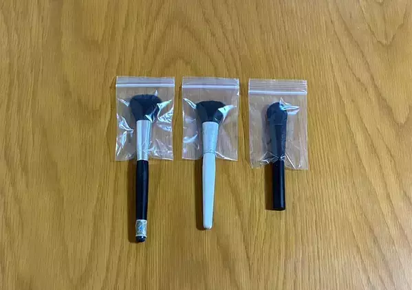 ミニジップ袋の『下側』を少し切るだけでOK　歯ブラシの持ち運びで助かる荷造り術