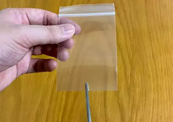 ミニジップ袋の『下側』を少し切るだけでOK　歯ブラシの持ち運びで助かる荷造り術
