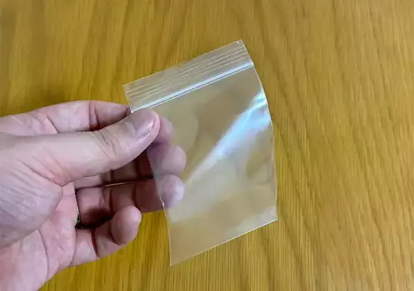 ミニジップ袋の『下側』を少し切るだけでOK　歯ブラシの持ち運びで助かる荷造り術