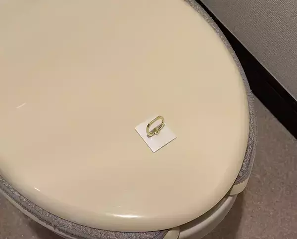 トイレに100均の『スマホリング』を貼ったら快適！　悩みを解決してくれる活用法【2選】