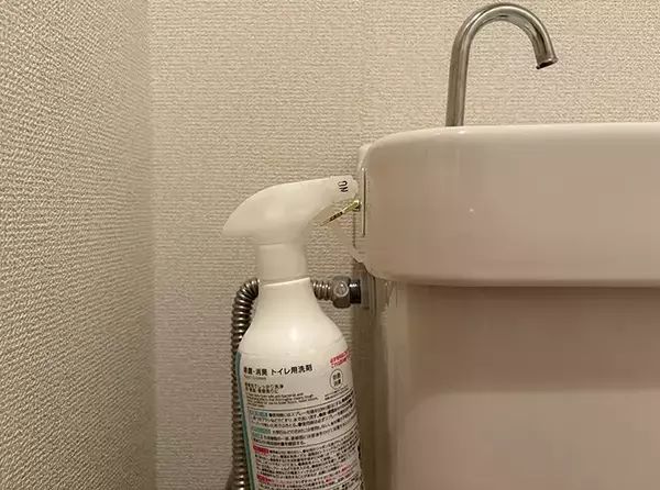トイレに100均の『スマホリング』を貼ったら快適！　悩みを解決してくれる活用法【2選】
