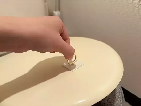 トイレに100均の『スマホリング』を貼ったら快適！　悩みを解決してくれる活用法【2選】