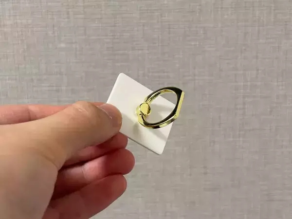 トイレに100均の『スマホリング』を貼ったら快適！　悩みを解決してくれる活用法【2選】